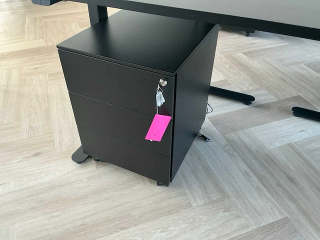 Jysk svaneke electrisch verstelbaar bureau (3x) - afbeelding 2 van  4
