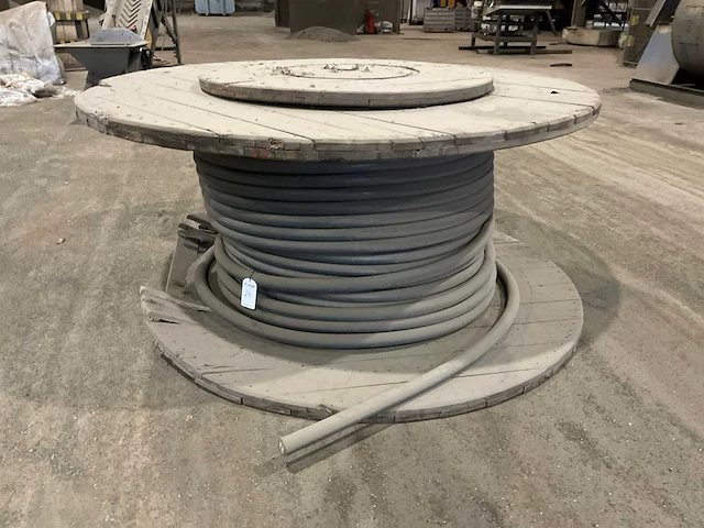 Kabel op houten haspel - afbeelding 1 van  2