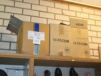 Kabeldoorvoeren in drie dozen. - afbeelding 1 van  2