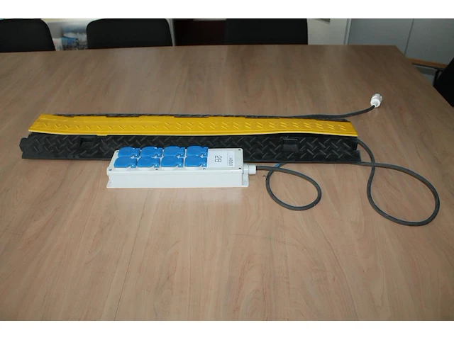 Kabelgoot en stekkerdoos met 8 x 220 v 50 hz 16 amp. - afbeelding 1 van  2