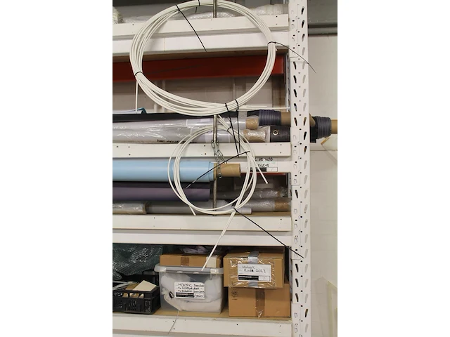 Kabelgoot en stekkerdoos met 8 x 220 v 50 hz 16 amp. - afbeelding 2 van  2