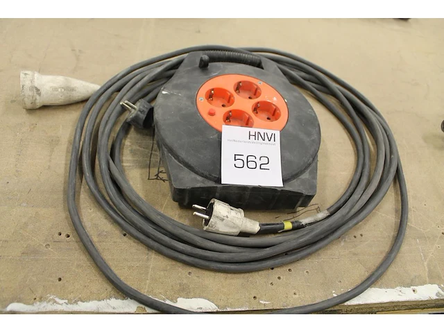 Kabelhaspel met 4 x 230 v en verlengsnoer. - afbeelding 1 van  1
