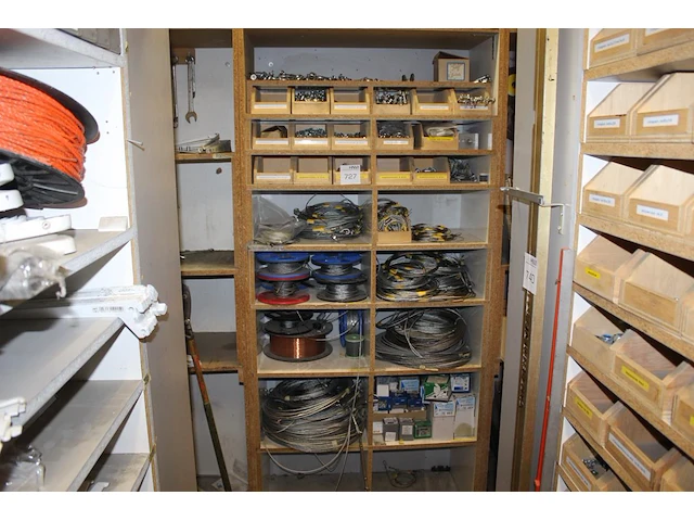 Kabels, kabelspanners en kabel op 15 schappen. - afbeelding 1 van  2