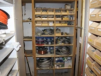 Kabels, kabelspanners en kabel op 15 schappen. - afbeelding 1 van  2