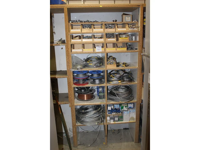 Kabels, kabelspanners en kabel op 15 schappen. - afbeelding 2 van  2