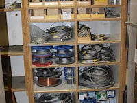 Kabels, kabelspanners en kabel op 15 schappen. - afbeelding 2 van  2