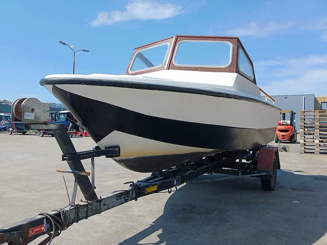 Kajuit boot met buitenboord motor en trailer - afbeelding 2 van  55