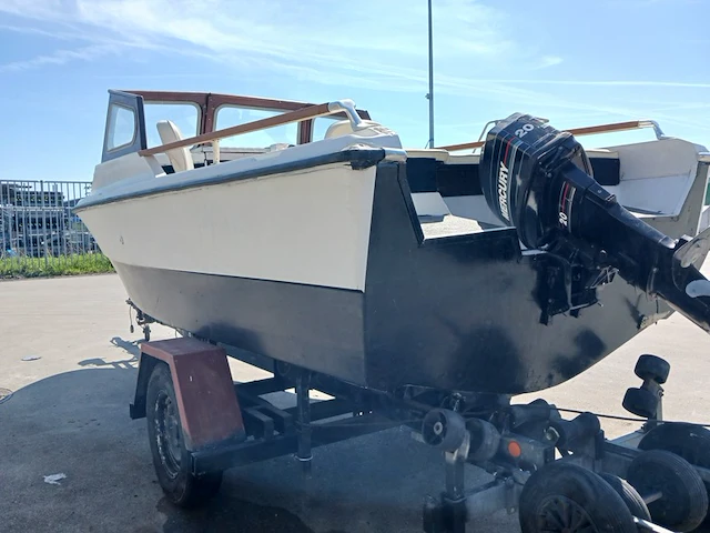 Kajuit boot met buitenboord motor en trailer - afbeelding 3 van  55