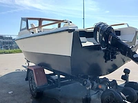 Kajuit boot met buitenboord motor en trailer - afbeelding 3 van  55