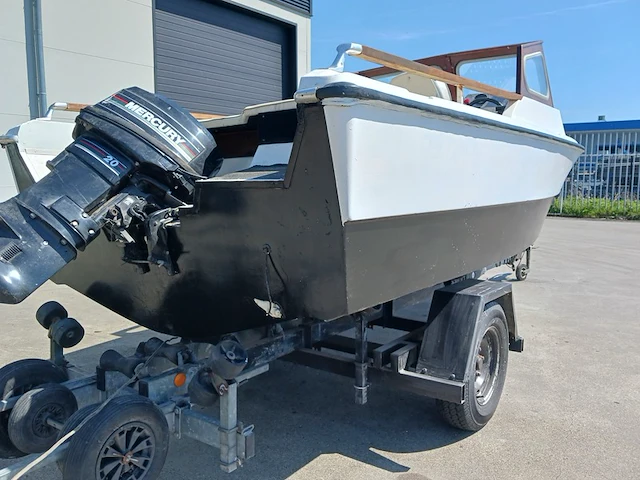 Kajuit boot met buitenboord motor en trailer - afbeelding 4 van  55