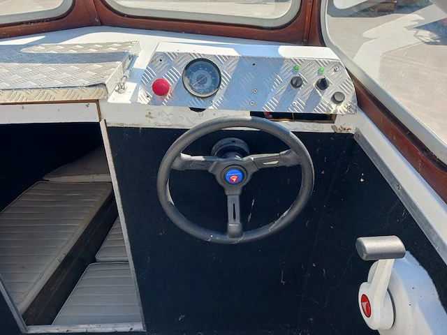 Kajuit boot met buitenboord motor en trailer - afbeelding 6 van  55
