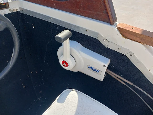 Kajuit boot met buitenboord motor en trailer - afbeelding 7 van  55