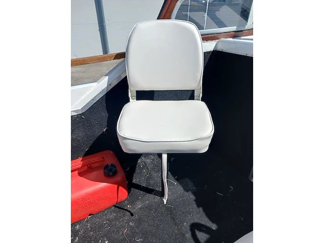 Kajuit boot met buitenboord motor en trailer - afbeelding 8 van  55