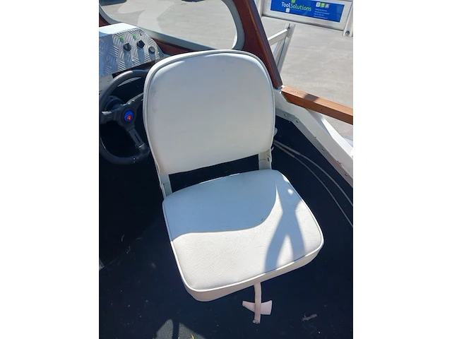Kajuit boot met buitenboord motor en trailer - afbeelding 9 van  55