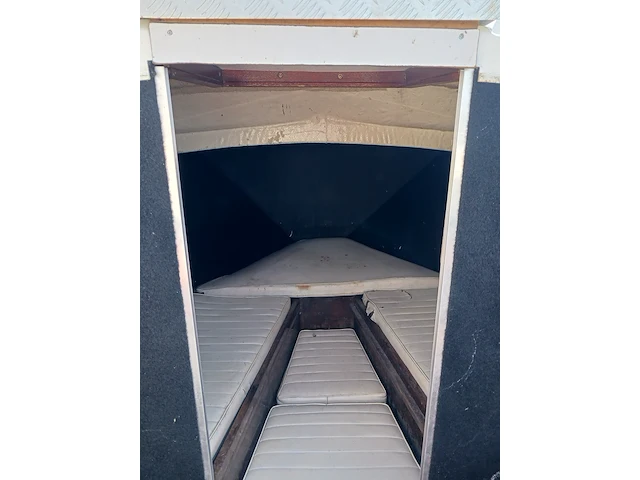 Kajuit boot met buitenboord motor en trailer - afbeelding 10 van  55
