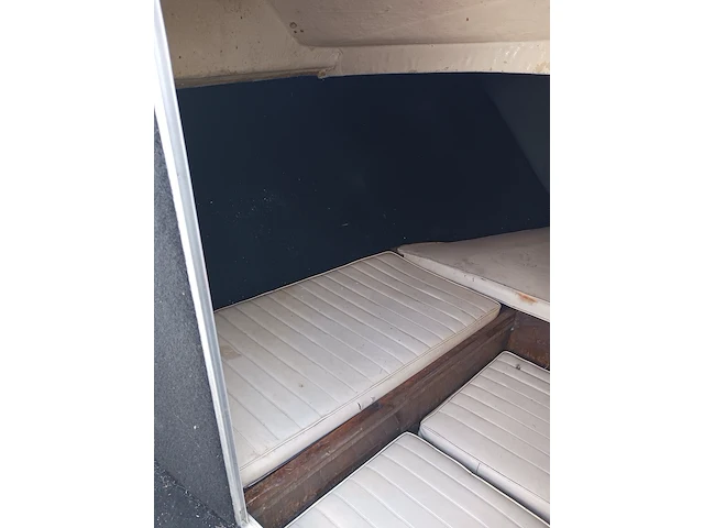 Kajuit boot met buitenboord motor en trailer - afbeelding 11 van  55