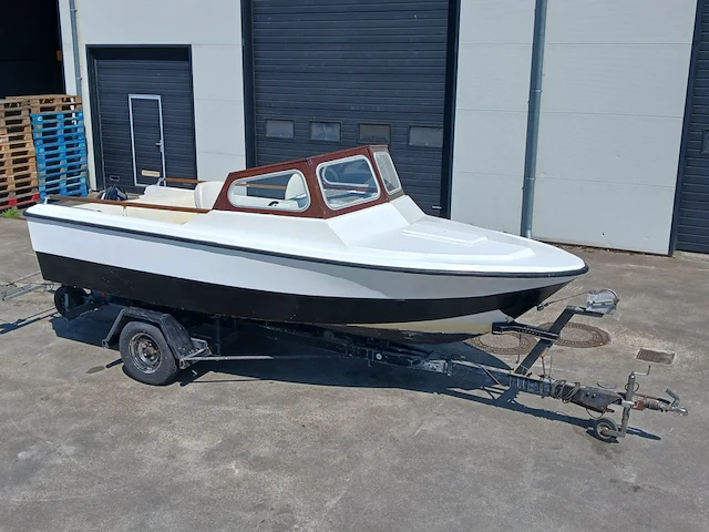 Kajuit boot met buitenboord motor en trailer - afbeelding 1 van  55