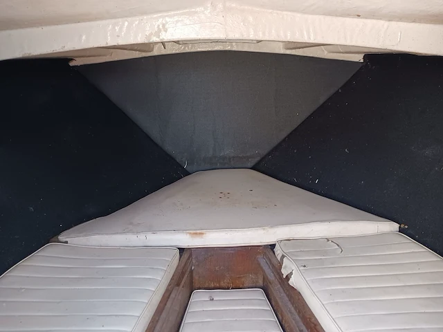 Kajuit boot met buitenboord motor en trailer - afbeelding 13 van  55