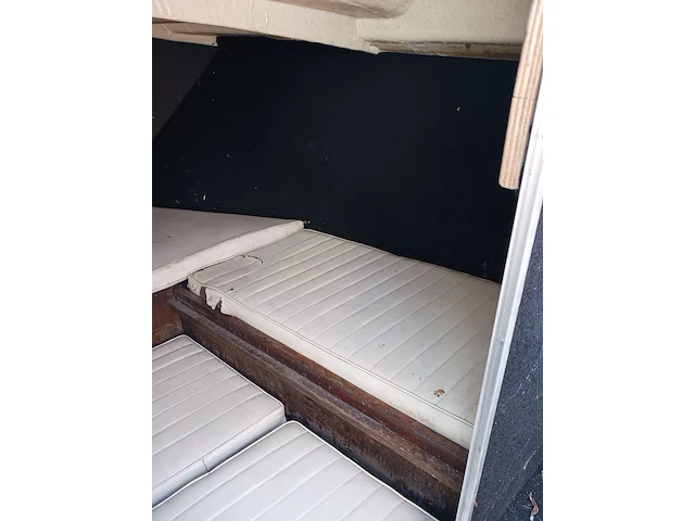 Kajuit boot met buitenboord motor en trailer - afbeelding 14 van  55