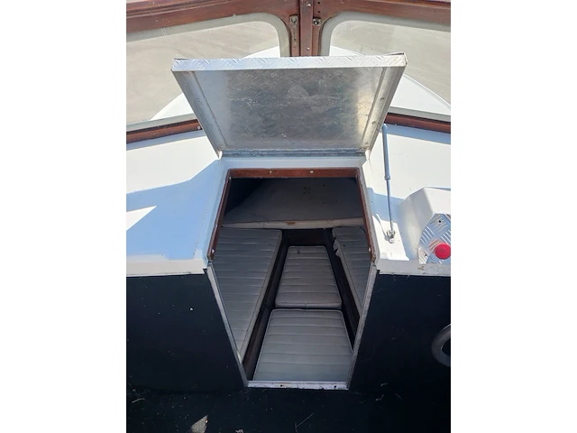 Kajuit boot met buitenboord motor en trailer - afbeelding 15 van  55