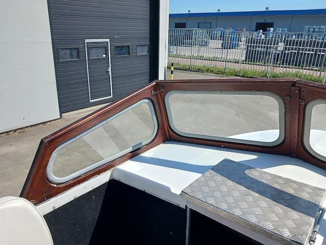 Kajuit boot met buitenboord motor en trailer - afbeelding 16 van  55