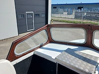 Kajuit boot met buitenboord motor en trailer - afbeelding 16 van  55