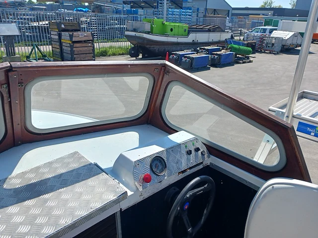 Kajuit boot met buitenboord motor en trailer - afbeelding 17 van  55