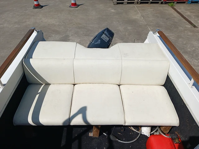 Kajuit boot met buitenboord motor en trailer - afbeelding 18 van  55