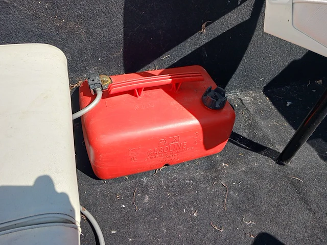 Kajuit boot met buitenboord motor en trailer - afbeelding 19 van  55