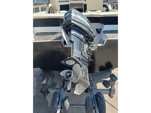 Kajuit boot met buitenboord motor en trailer - afbeelding 24 van  55