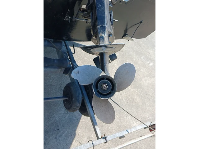Kajuit boot met buitenboord motor en trailer - afbeelding 25 van  55