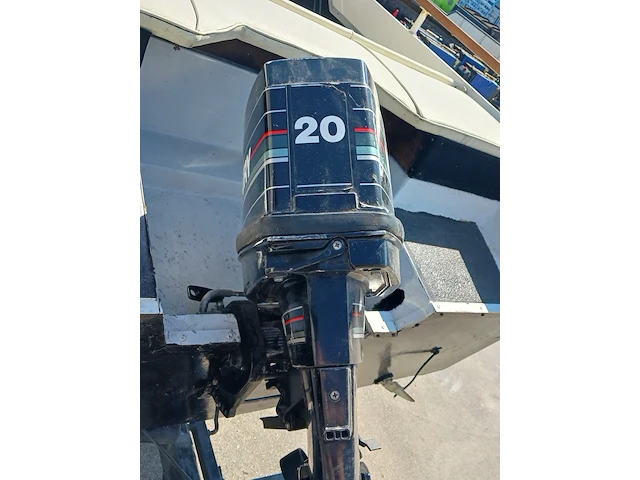 Kajuit boot met buitenboord motor en trailer - afbeelding 26 van  55