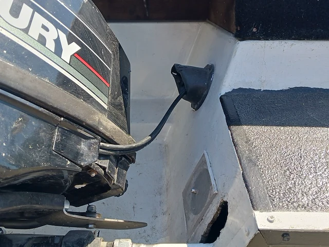 Kajuit boot met buitenboord motor en trailer - afbeelding 28 van  55
