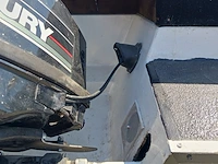 Kajuit boot met buitenboord motor en trailer - afbeelding 28 van  55