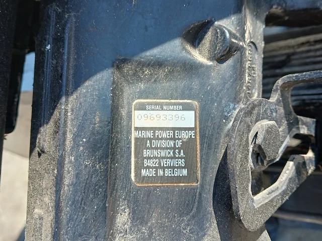 Kajuit boot met buitenboord motor en trailer - afbeelding 29 van  55