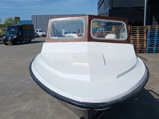Kajuit boot met buitenboord motor en trailer - afbeelding 30 van  55