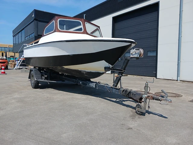 Kajuit boot met buitenboord motor en trailer - afbeelding 31 van  55