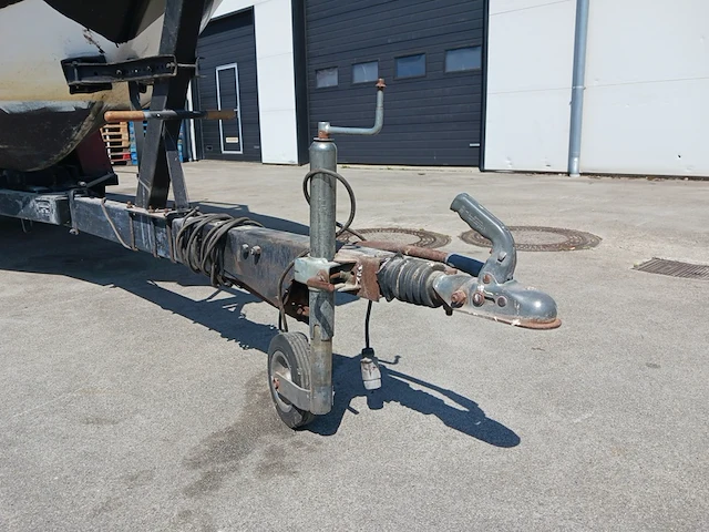 Kajuit boot met buitenboord motor en trailer - afbeelding 32 van  55