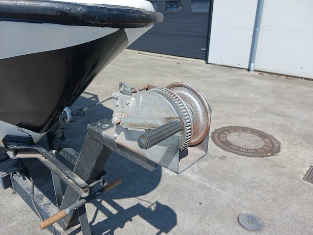 Kajuit boot met buitenboord motor en trailer - afbeelding 36 van  55