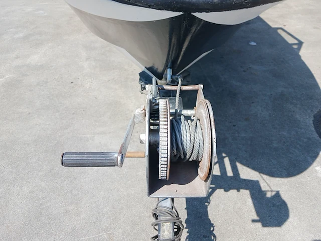 Kajuit boot met buitenboord motor en trailer - afbeelding 37 van  55