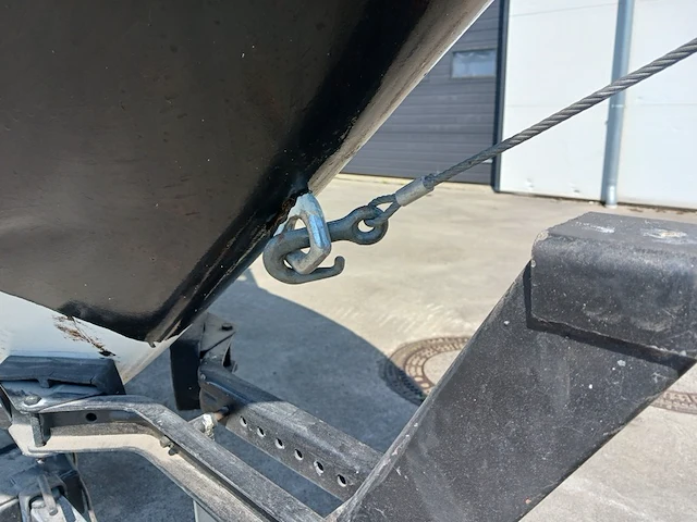 Kajuit boot met buitenboord motor en trailer - afbeelding 38 van  55