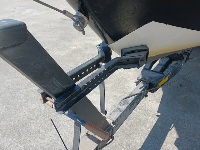 Kajuit boot met buitenboord motor en trailer - afbeelding 39 van  55