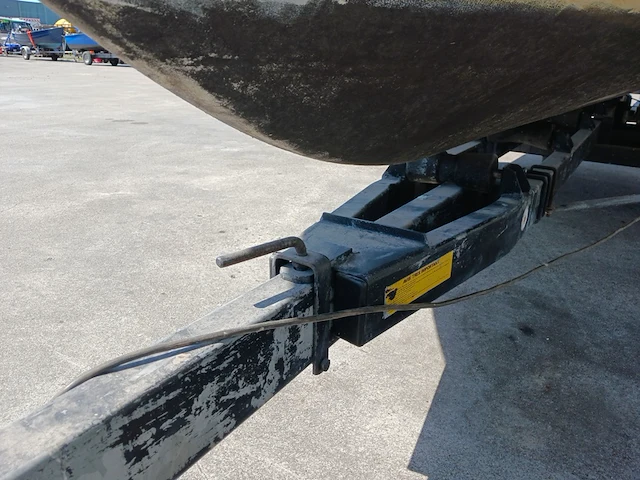 Kajuit boot met buitenboord motor en trailer - afbeelding 40 van  55