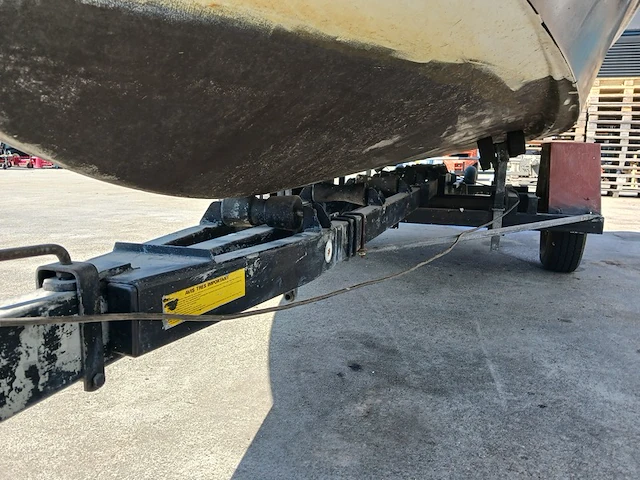 Kajuit boot met buitenboord motor en trailer - afbeelding 41 van  55