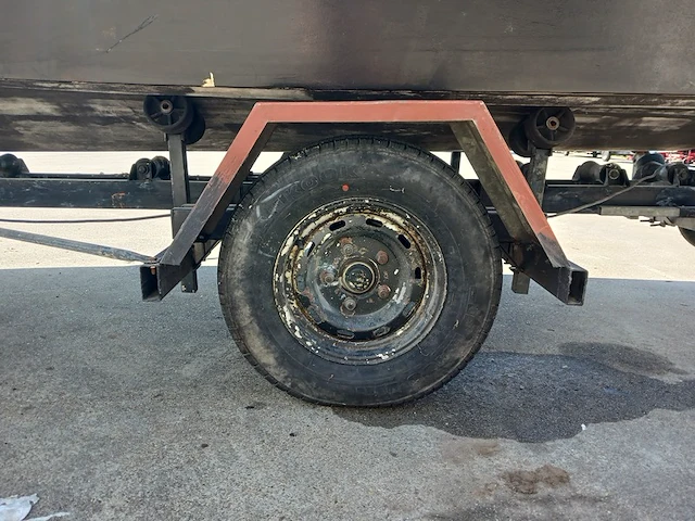 Kajuit boot met buitenboord motor en trailer - afbeelding 42 van  55