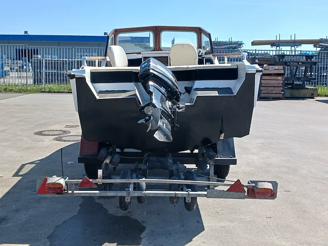 Kajuit boot met buitenboord motor en trailer - afbeelding 34 van  55