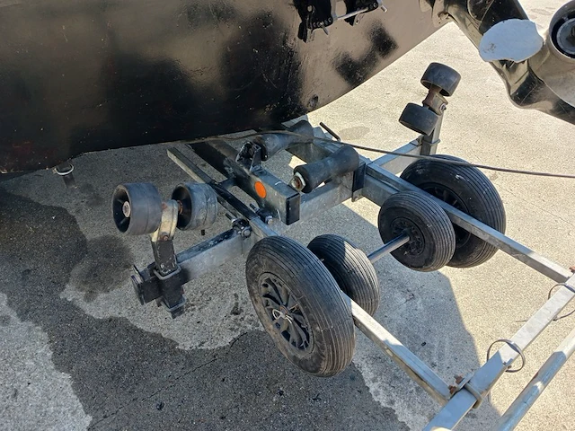 Kajuit boot met buitenboord motor en trailer - afbeelding 46 van  55