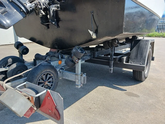 Kajuit boot met buitenboord motor en trailer - afbeelding 47 van  55
