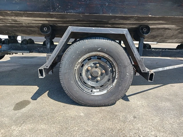 Kajuit boot met buitenboord motor en trailer - afbeelding 48 van  55