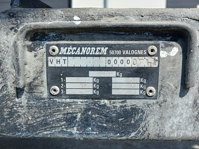 Kajuit boot met buitenboord motor en trailer - afbeelding 50 van  55